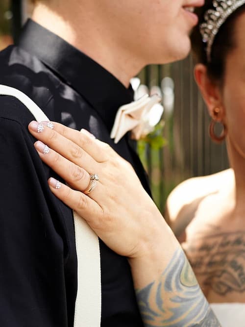manicura francesa para el dia de tu boda inversa con pedreria