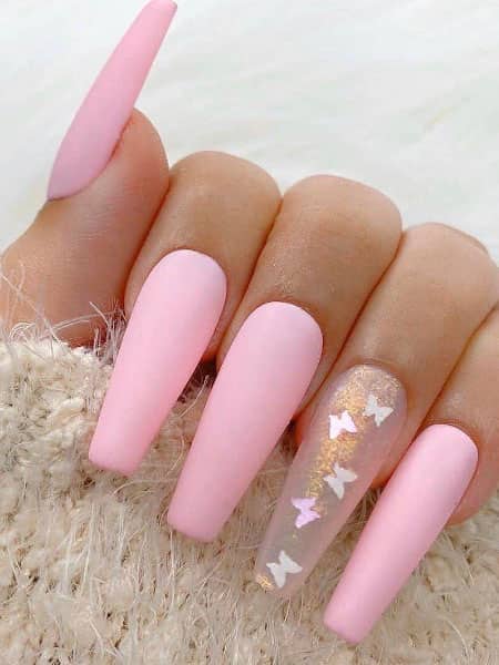 uñas de mariposa rosa claro 