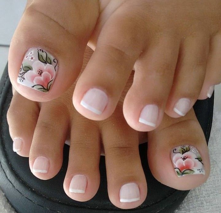uñas de pies decoradas con flores