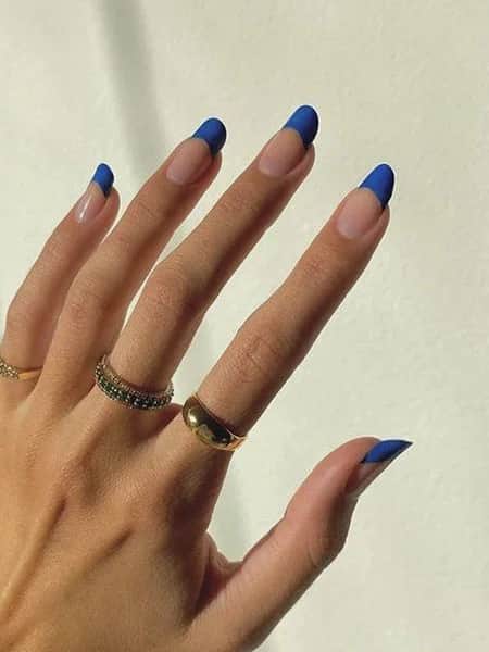 uñas de punta francesa azul cobalto
